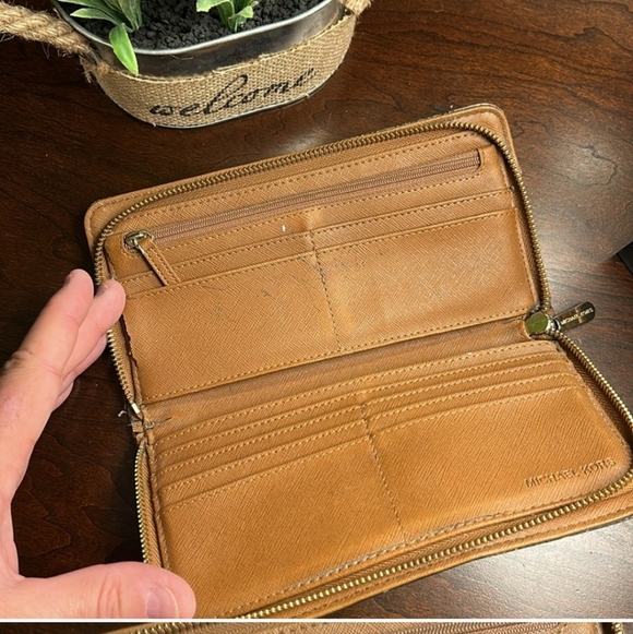 Michael Kors Beige Wallet - Picture 4 of 16